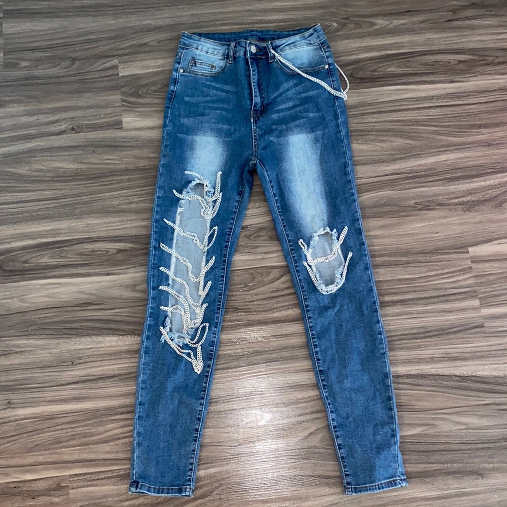 Skinny jeans with metal chains